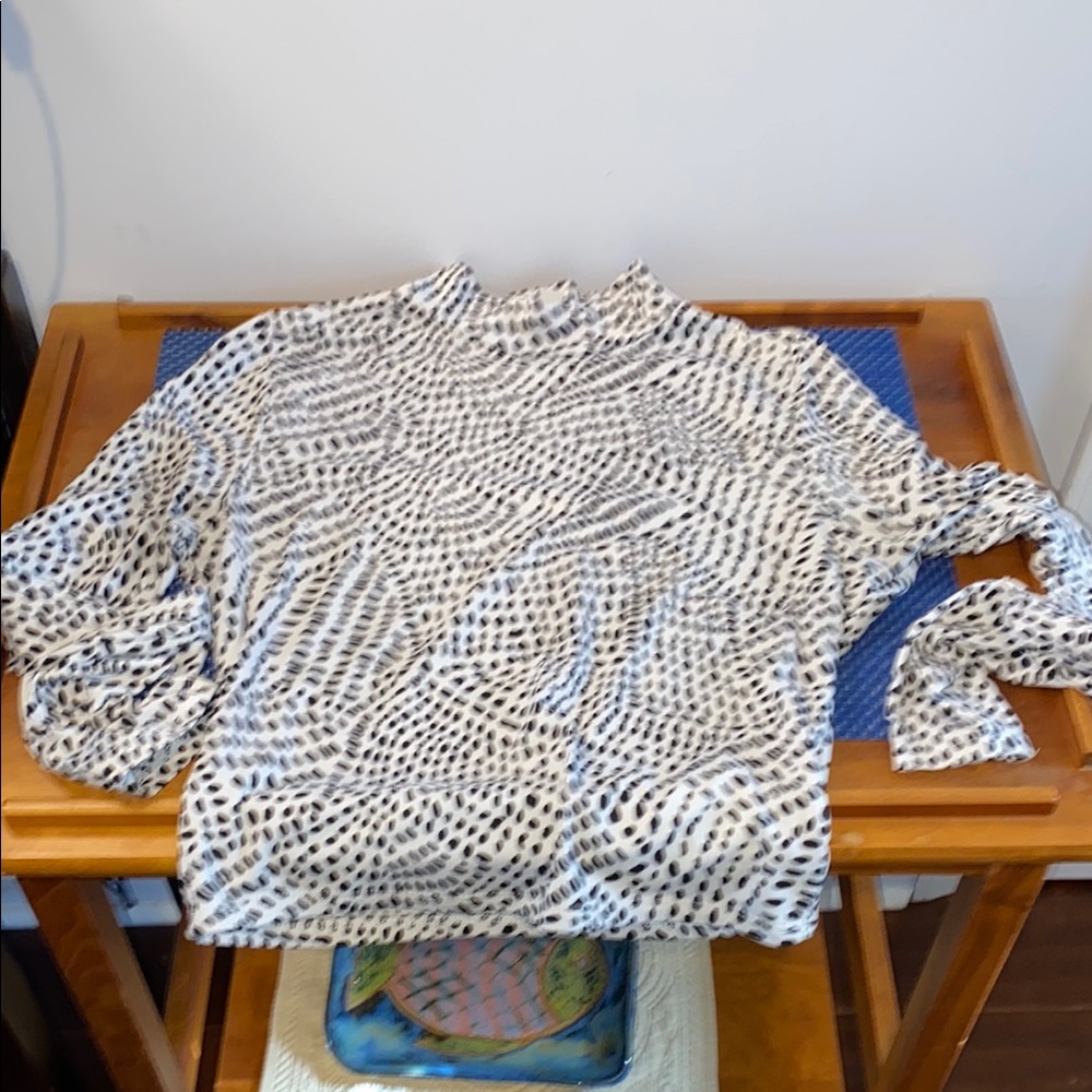 Gaze long sleeve cropped mock turtle neck, abstract geometric pattern sz. Small